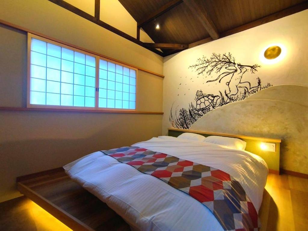 Postel nebo postele na pokoji v ubytování 旅宿うさぎとかめ Guest House USAGI to KAME 近江八幡中心地 ヴォーリズ建築好きにお勧め