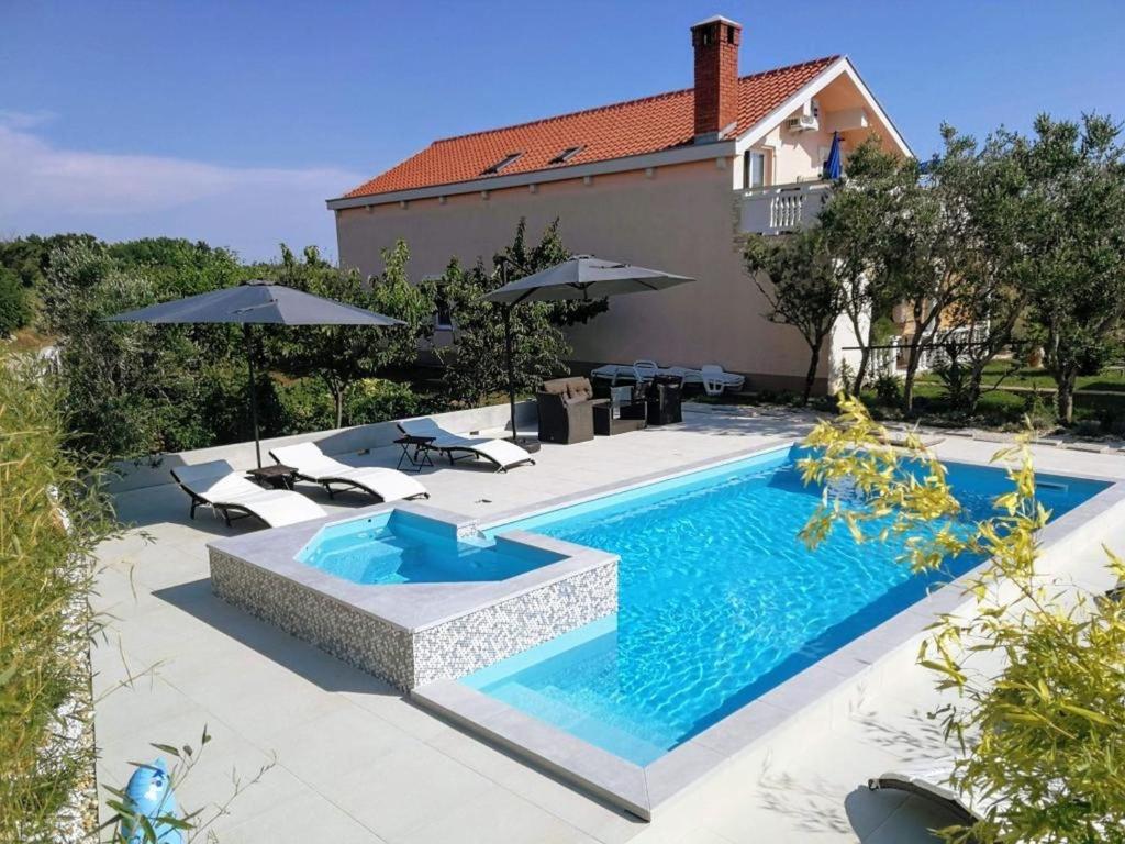 Bazén v ubytovaní Ferienwohnung für 3 Personen ca 25 qm in Privlaka, Dalmatien Norddalmatien alebo v jeho blízkosti