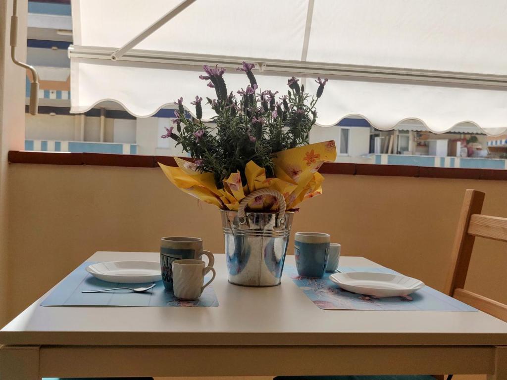 モンテジルヴァーノにあるCasa Alma del marの花瓶とカップ2杯のテーブル