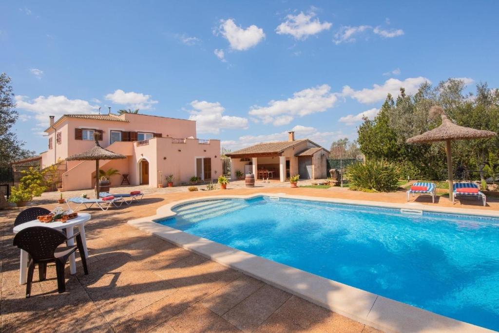 eine Villa mit einem Pool und einem Haus in der Unterkunft Ferienhaus mit Privatpool für 5 Personen ca 85 m in Campos, Mallorca Südküste von Mallorca in Campos