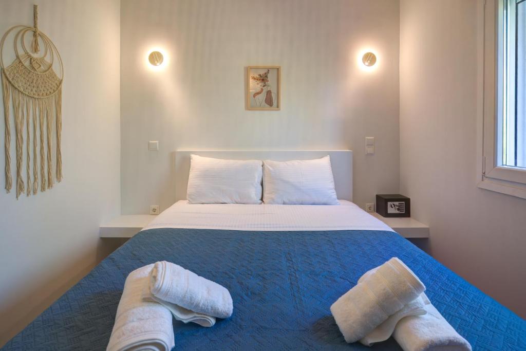 Postel nebo postele na pokoji v ubytování Molos Beachfront Apartments in Diakopto