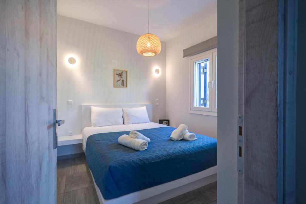 Postel nebo postele na pokoji v ubytování Molos Beachfront Apartments in Diakopto