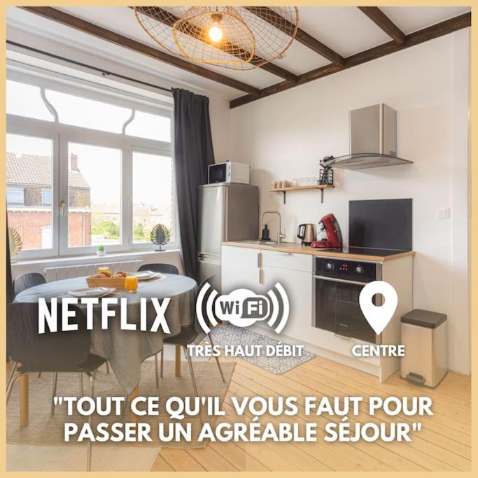 Il comprend une cuisine équipée d'un réfrigérateur et d'une cuisinière. four supérieur dans l'établissement LE LUXUEUX - Netflix I WIFI I CENTRE - Design & Cosy, à Valenciennes