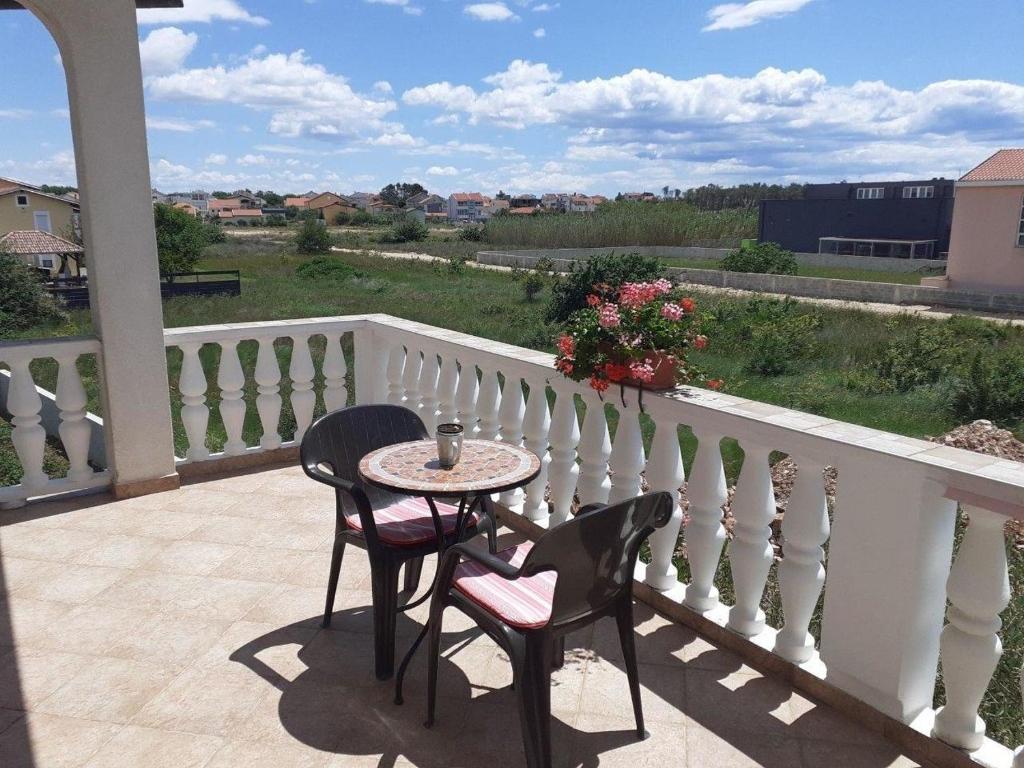 eine Terrasse mit 2 Stühlen und einem Tisch auf dem Balkon in der Unterkunft Ferienwohnung für 4 Personen ca 48 m in Privlaka, Dalmatien Norddalmatien in Privlaka