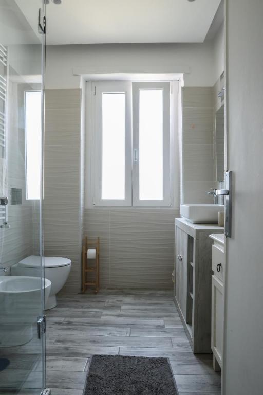 A bathroom at Attico vista mare