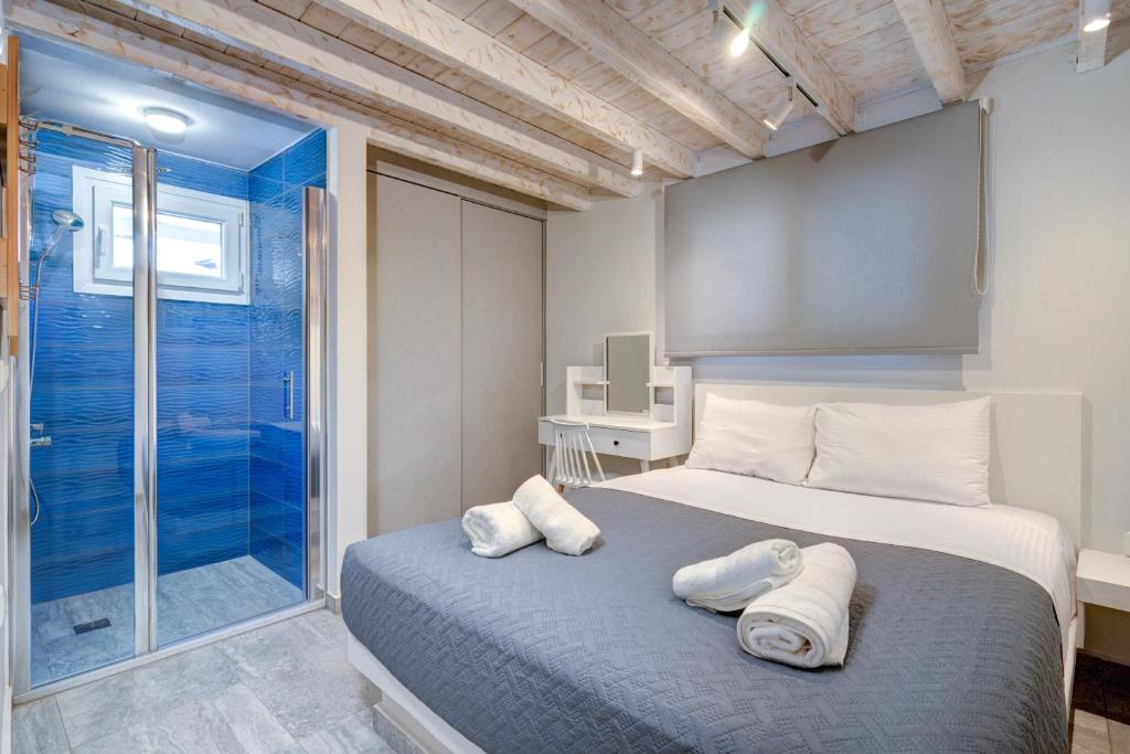 Postel nebo postele na pokoji v ubytování Molos Beachfront Apartments in Diakopto