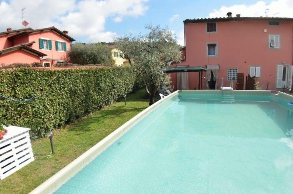 una gran piscina frente a una casa en Ferienhaus mit Privatpool für 6 Personen ca 120 qm in Carignano di Lucca, Toskana Provinz Lucca, en Cappella