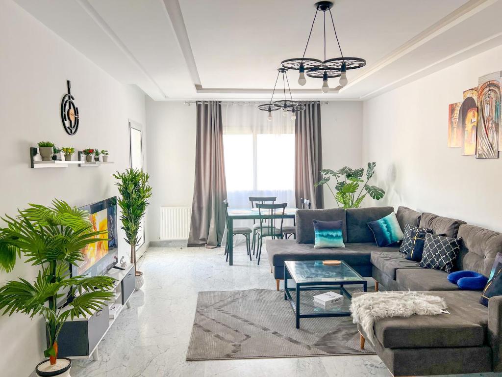 - un salon avec un canapé et une table dans l'établissement Modern 2 bedroom flat in Jardins Menzah, à Tunis