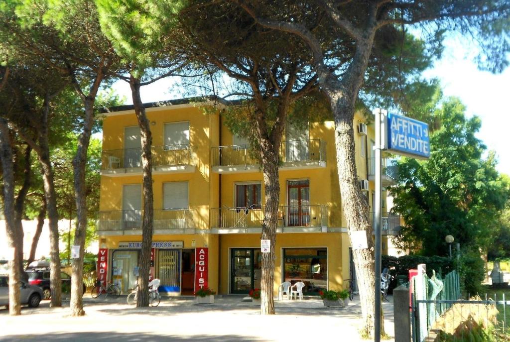 a yellow building with a street sign in front of it at Ferienwohnung für 4 Personen 2 Kinder ca 60 qm in Rosolina Mare, Adriaküste Italien Venedig und Umgebung in Rosolina