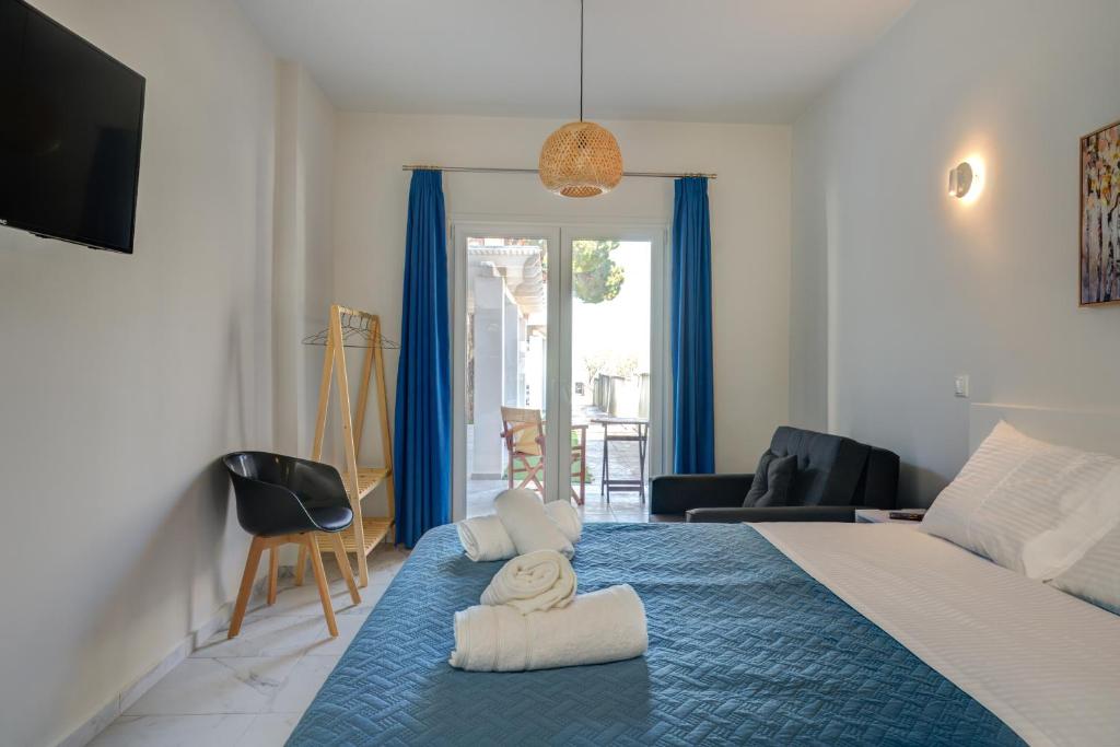Postel nebo postele na pokoji v ubytování Molos Beachfront Apartments in Diakopto