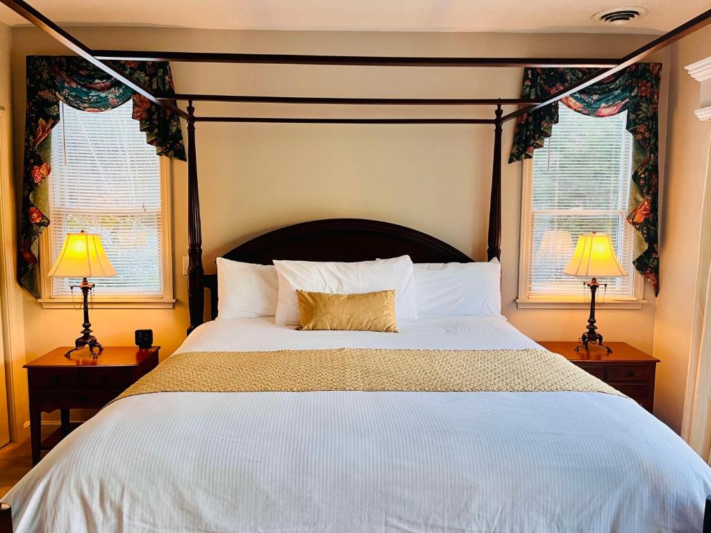 um quarto com uma grande cama branca e 2 candeeiros em Nordic Village Condominium Resort em Jackson