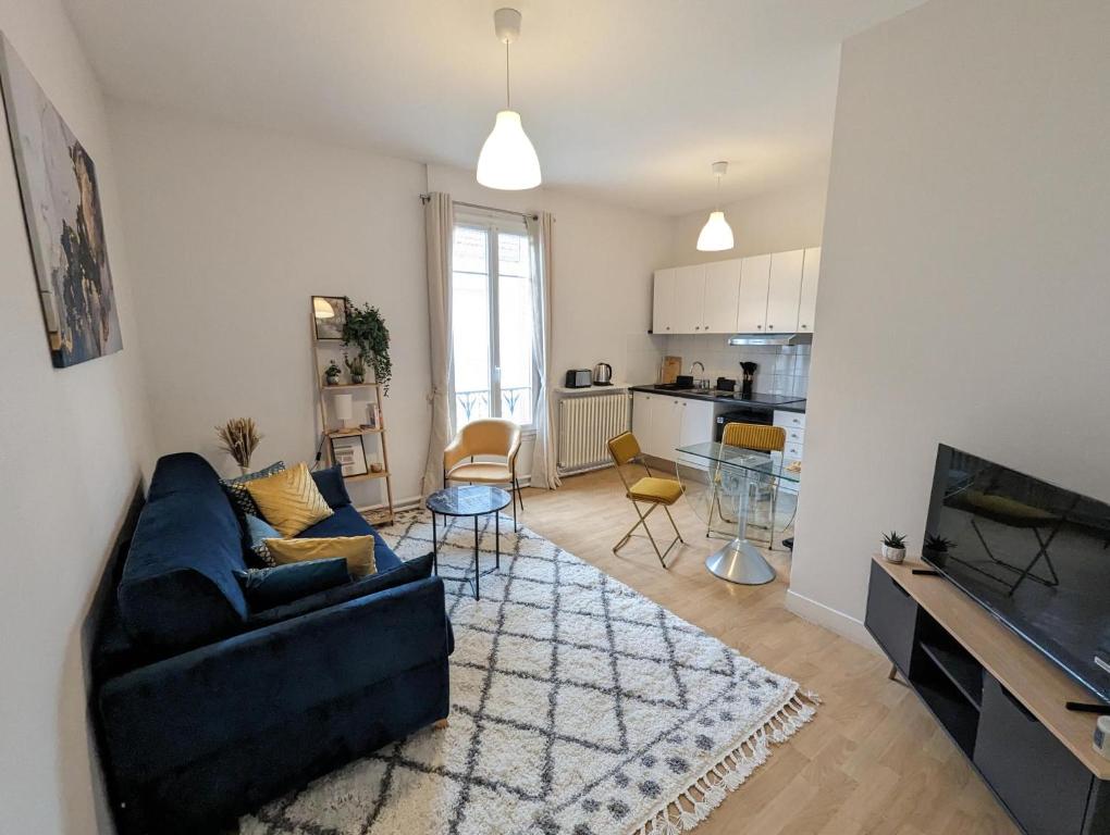 Ein Sitzbereich in der Unterkunft Appartement de charme confortable à 25min de Paris - hyper centre, 1min de la gare RER, parking et wifi