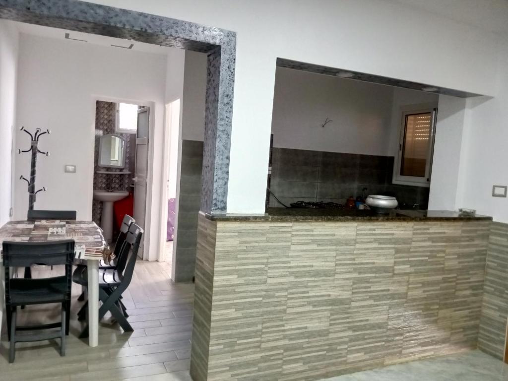 - une cuisine et une salle à manger avec une table et un miroir dans l'établissement Dar allouch, à Hennchir Ksar Rhaleb