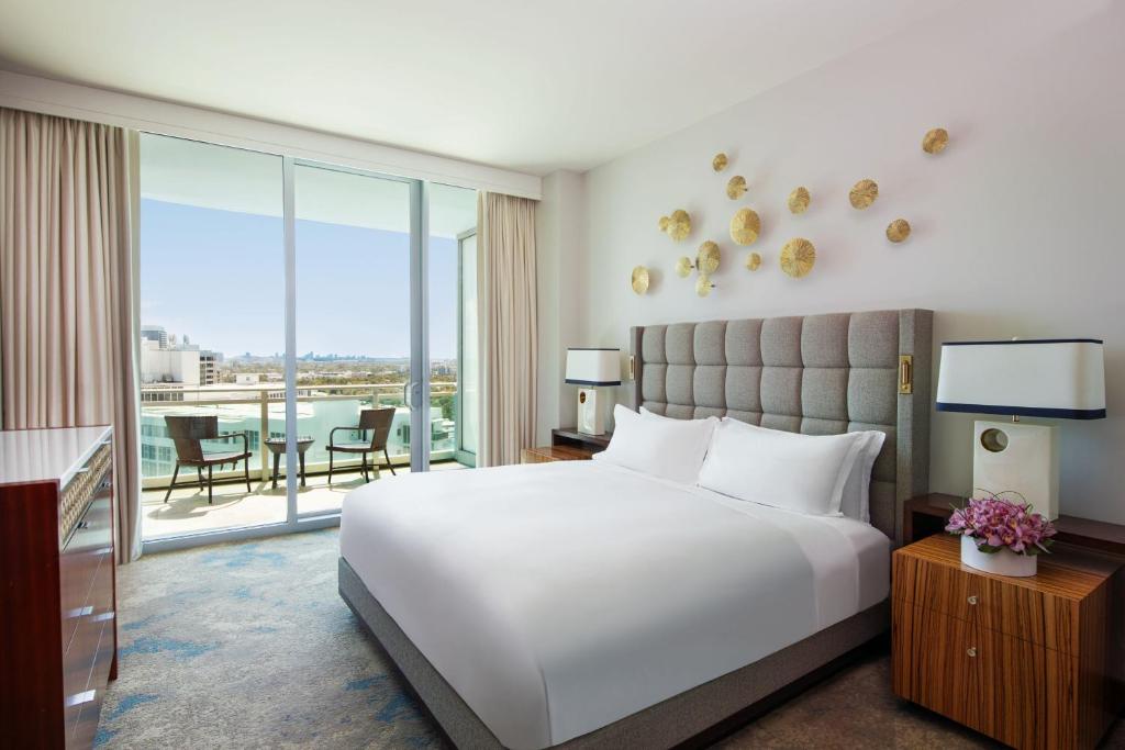 Postel nebo postele na pokoji v ubytování The Ritz-Carlton Bal Harbour, Miami