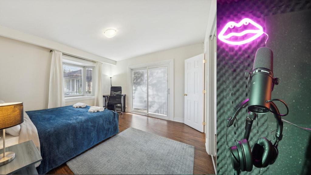 uma sala com um microfone e um quarto com uma cama em Harmony Room Creative Living in Toronto em Toronto