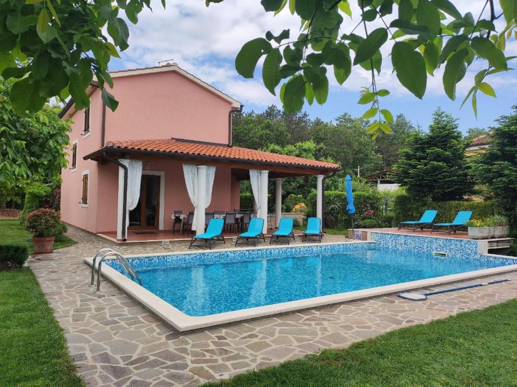 a swimming pool with chairs and a gazebo at Ferienhaus mit Privatpool für 8 Personen ca 120 qm in Laginji, Istrien Binnenland von Istrien in Žminj