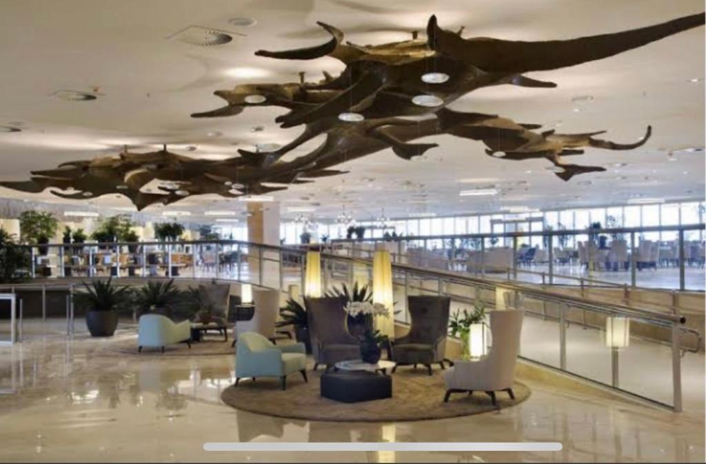 un vestíbulo con una gran escultura de animales colgando del techo en Hotel nacional en Río de Janeiro
