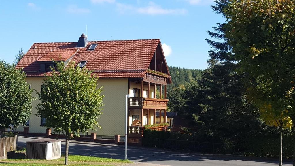 ein Haus mit rotem Dach auf einer Straße in der Unterkunft Ferienwohnung für 6 Personen ca 100 m in Friedrichroda-Finsterbergen, Thüringen Rennsteig in Friedrichroda