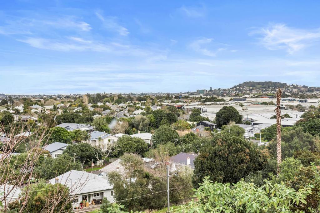 Blick auf eine Stadt mit Häusern und Bäumen in der Unterkunft Spacious Kingsland 4BR Home in Auckland