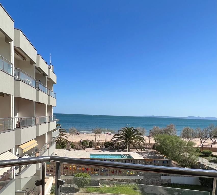 uitzicht op het strand vanaf het balkon van een hotel bij Vista al mar in Roses