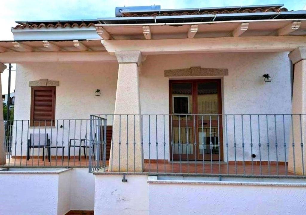 une maison avec un balcon et une clôture dans l'établissement Ferienwohnung für 6 Personen ca 80 qm in Pittulongu, Sardinien Gallura - b53984, à Olbia