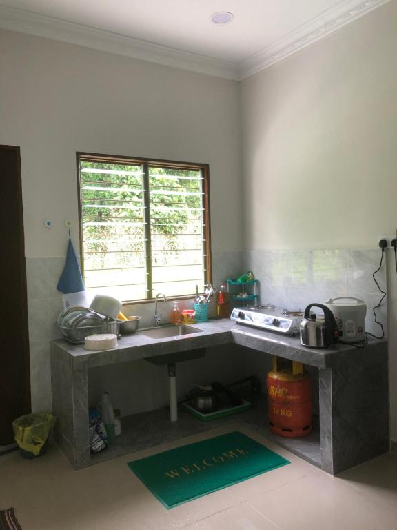 Kuchyň nebo kuchyňský kout v ubytování Homestay Siti Klang