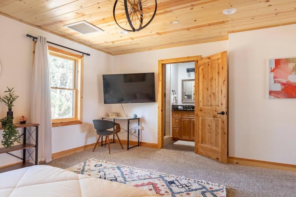 TV a/nebo společenská místnost v ubytování Modern Family Cabin mins to Lake, Slopes & Hikes