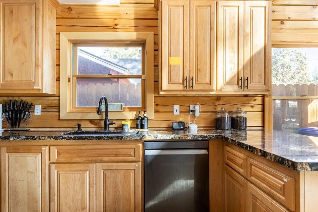 Kuchyň nebo kuchyňský kout v ubytování Modern Family Cabin mins to Lake, Slopes & Hikes
