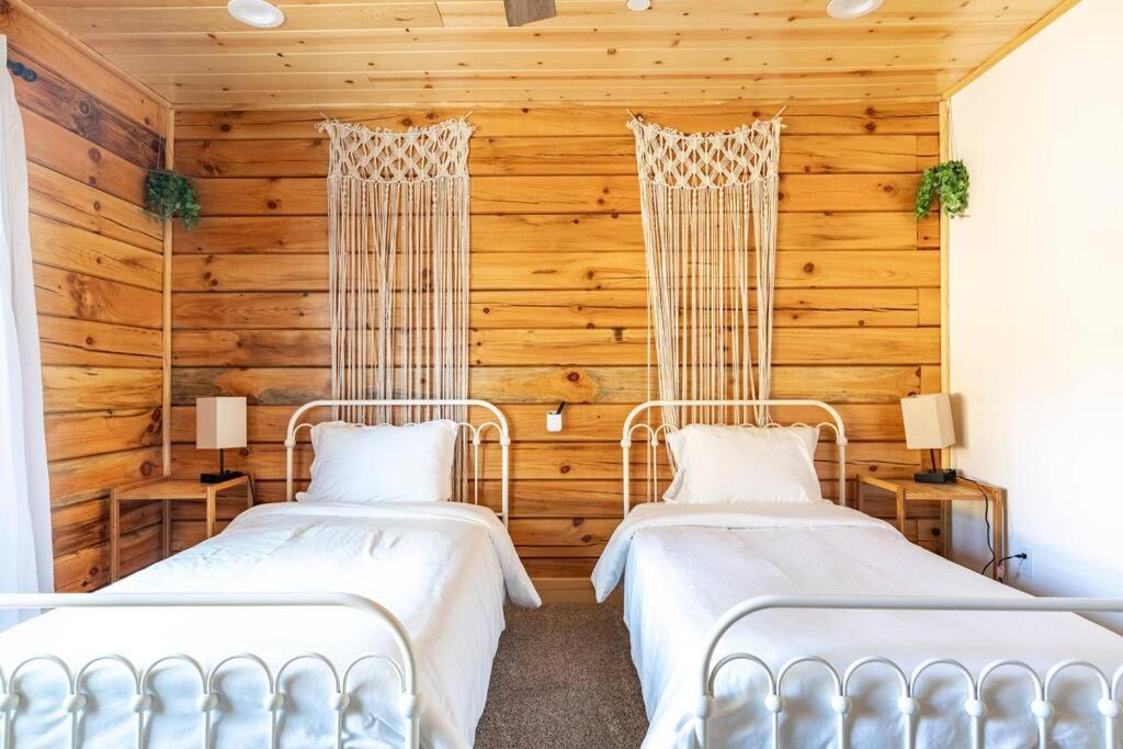 Postel nebo postele na pokoji v ubytování Modern Family Cabin mins to Lake, Slopes & Hikes