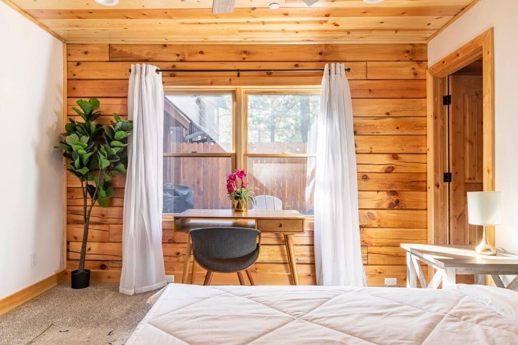 Postel nebo postele na pokoji v ubytování Modern Family Cabin mins to Lake, Slopes & Hikes