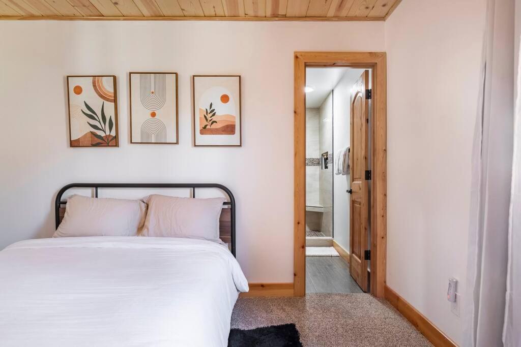 Postel nebo postele na pokoji v ubytování Modern Family Cabin mins to Lake, Slopes & Hikes