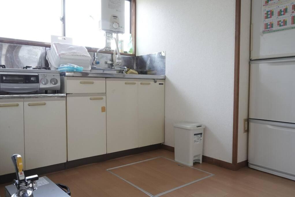 Kuchyň nebo kuchyňský kout v ubytování 布施温泉ステイ　ウエスト