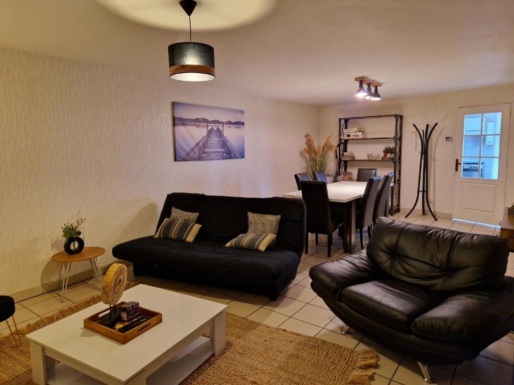 sala de estar con sofá y mesa en Gîte Lunéville, 4 pièces, 5 personnes - FR-1-584-106, en Lunéville
