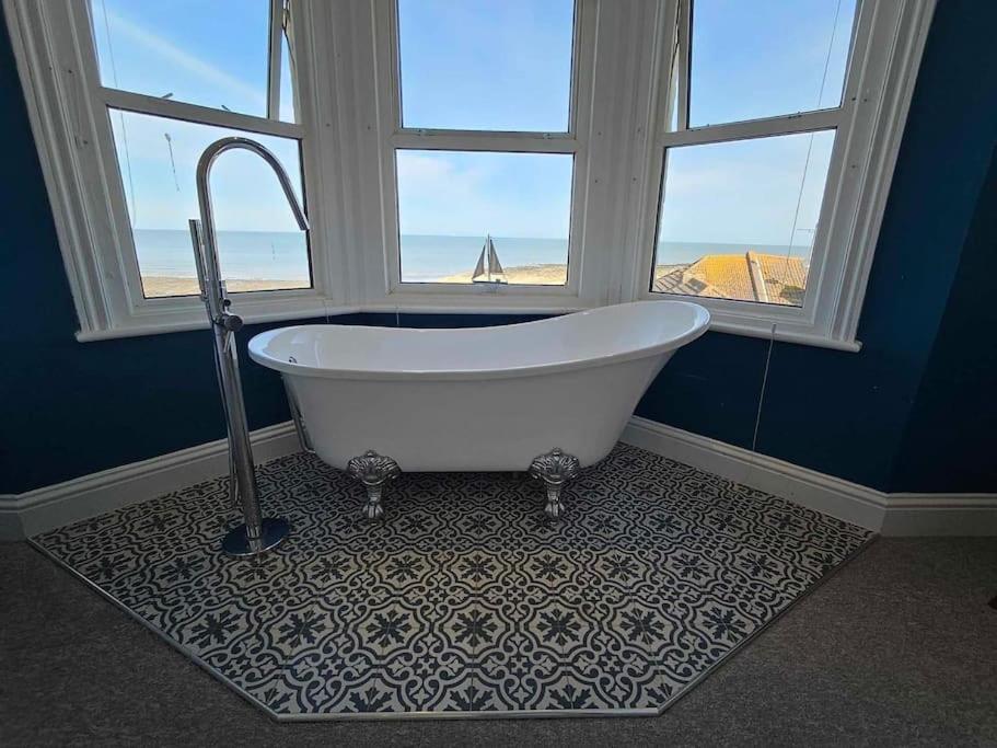 Vannas istaba naktsmītnē Beautiful 7 bed,6 bath Sea views