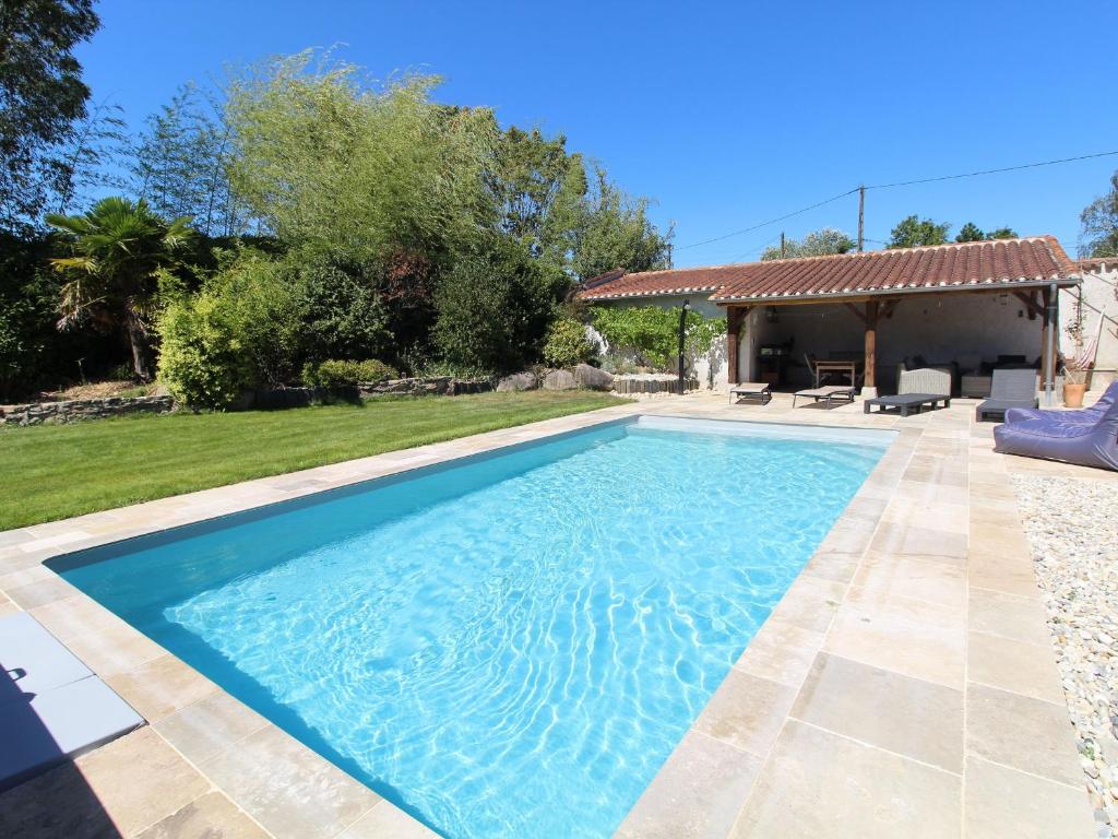 una piscina en un patio con una casa en Gîte Lys-Haut-Layon, 3 pièces, 6 personnes - FR-1-622-30, en Vihiers