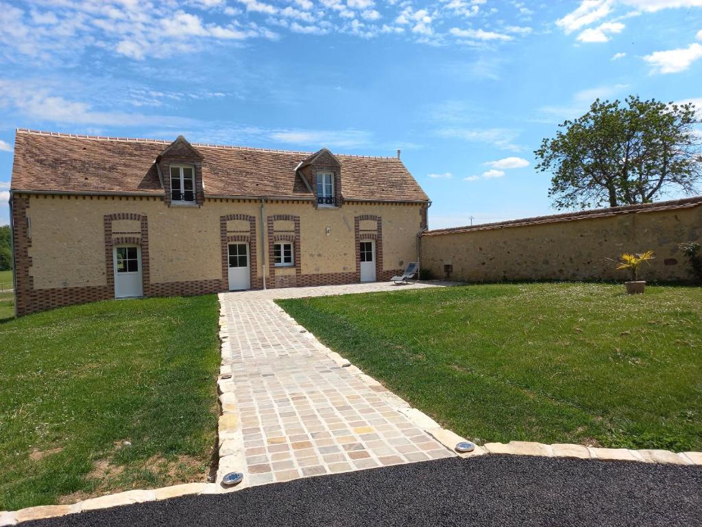 una gran casa de ladrillo con un patio de hierba en Gîte Chevannes, 4 pièces, 6 personnes - FR-1-590-244, en Chevannes