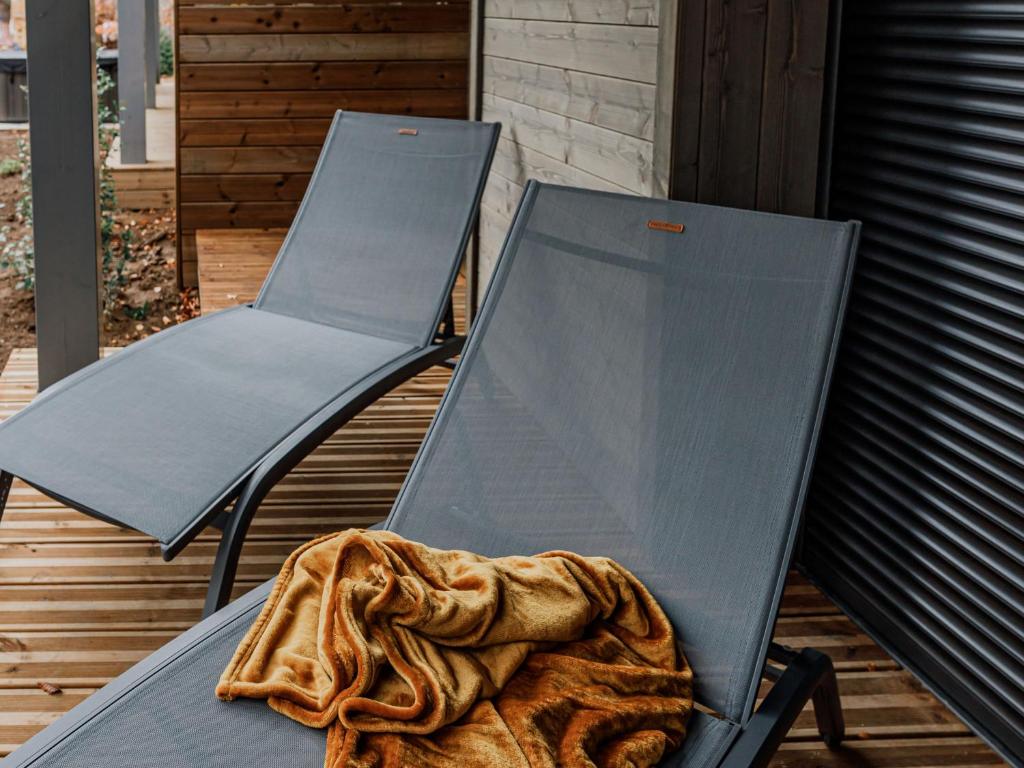 Fotografia z galérie ubytovania Golf, Bain à Remous, Piscine et Activités Ludiques : Lodge de Luxe pour 4 Adultes + 2 Enfants - FR-1-582-368 v destinácii Le Chambon-sur-Lignon