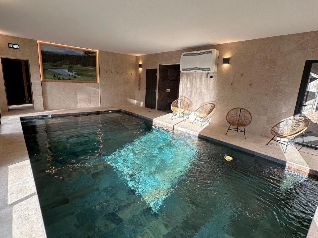 Bazén v ubytovaní Golf, Bain à Remous, Piscine et Activités Ludiques : Lodge de Luxe pour 4 Adultes + 2 Enfants - FR-1-582-368 alebo v jeho blízkosti