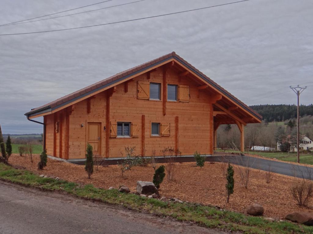 Zdjęcie z galerii obiektu Chalet individuel avec TV, WIFI et cuisine équipée, près de sentiers de randonnée et stations de ski - FR-1-589-472 w mieście Girmont-Val-dʼAjol