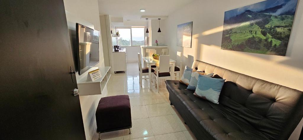 - un salon avec un canapé et une salle à manger dans l'établissement APARTAMENTO ISLABLANCA PARQUE DEL CAFE MONTENEGRO, à Montenegro