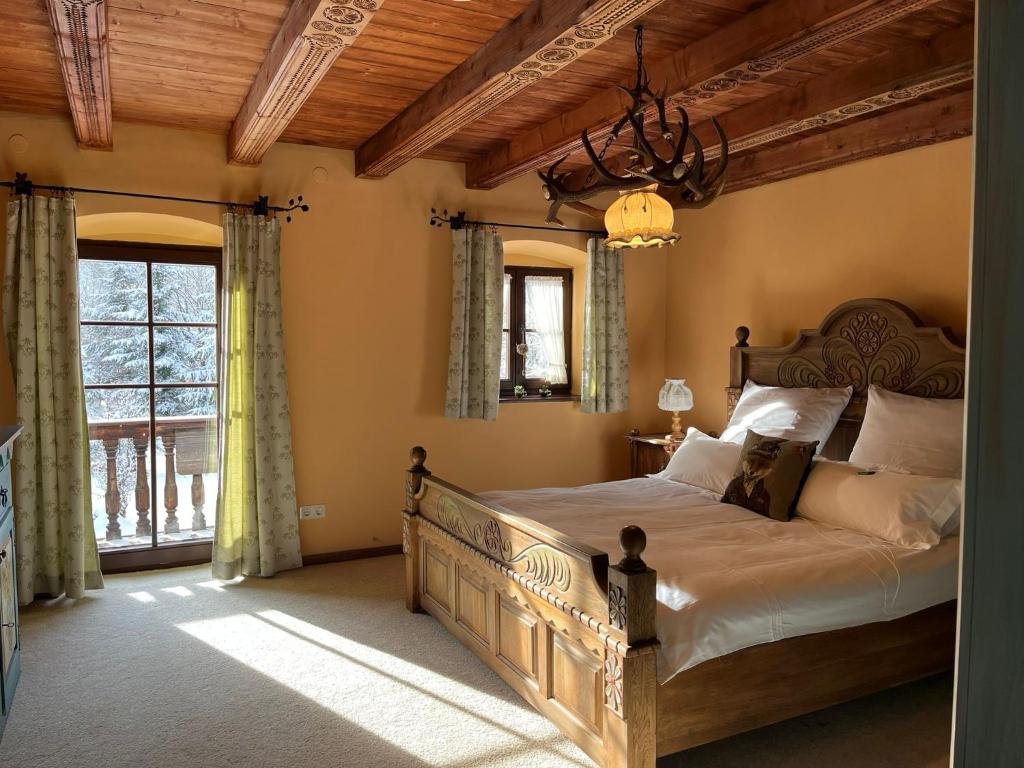 ein Schlafzimmer mit einem großen Bett und einem großen Fenster in der Unterkunft St. Anton in Grainau