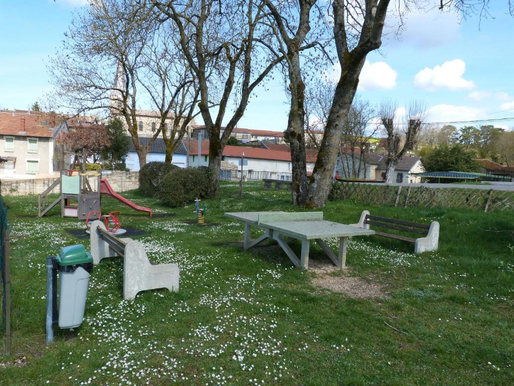 Ogród w obiekcie Gîte familial au bord de la Meuse, proche Verdun, activités nature, confort tout inclus - FR-1-585-83