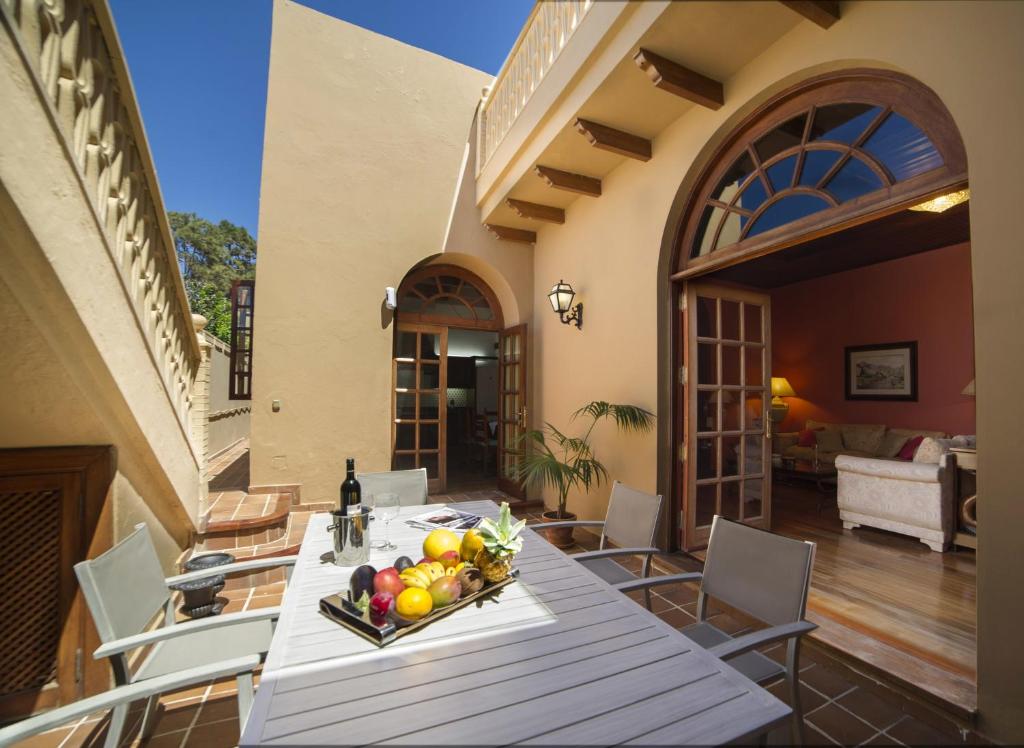 una mesa con un bol de fruta en el patio en Residencial Los Oliva Confort, en Gáldar