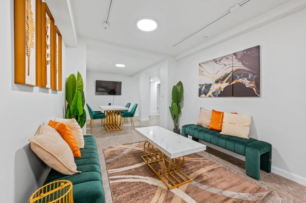 - un salon avec un canapé vert et une table dans l'établissement Upper East Side Luxury 3BR 2B, à New York