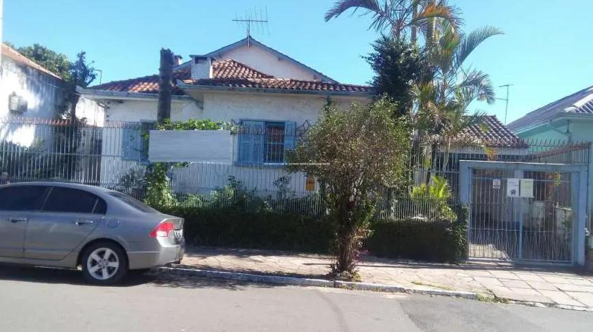a car parked in front of a house at Alojamento Para Empresas Central in Canoas