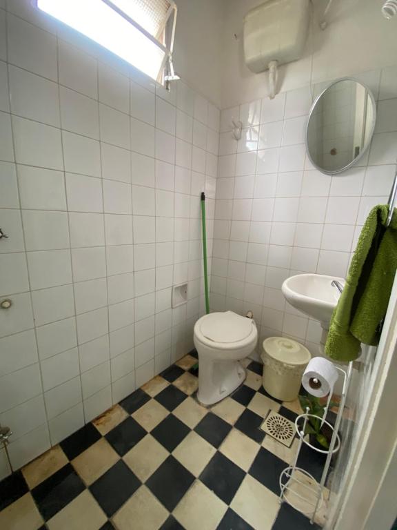 uma casa de banho com um WC e um lavatório em Downtown Room em Assunção