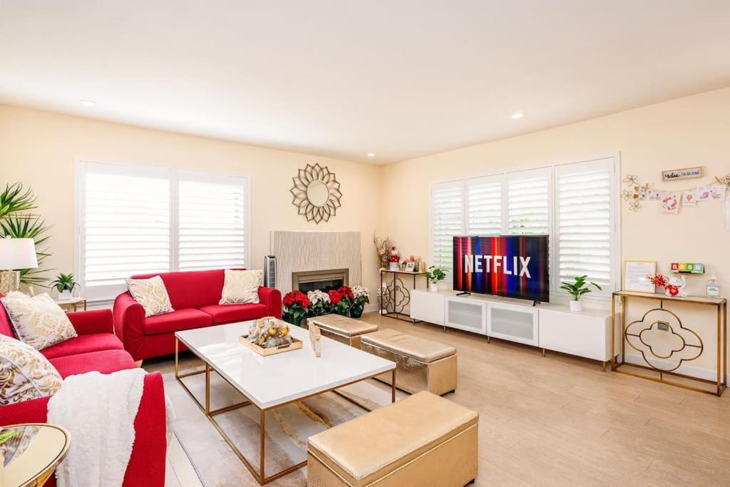 Χώρος καθιστικού στο LA Sunny House beautiful yard 7 rooms 4 bathrooms Near Disneyland & Hollywood & Downtown