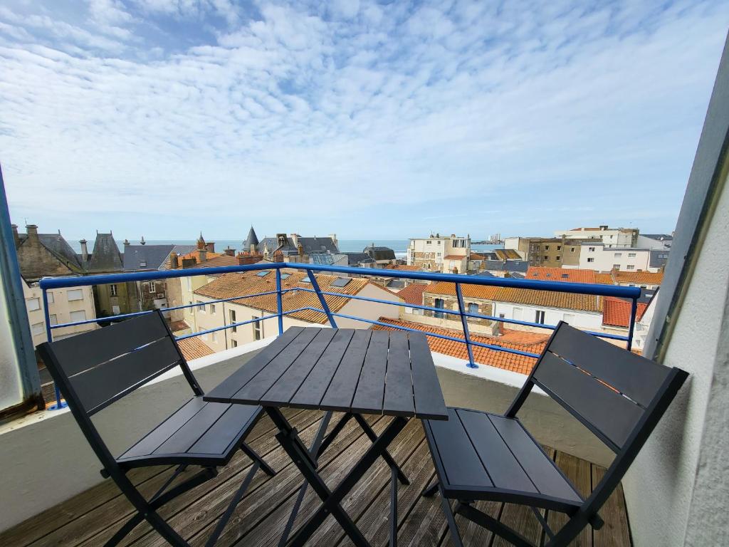 une table et des chaises sur un balcon avec vue dans l'établissement T2 Mezzanine proche plage avec balcon - Les Sables-d'Olonne - FR-1-92-571, à Les Sables-dʼOlonne