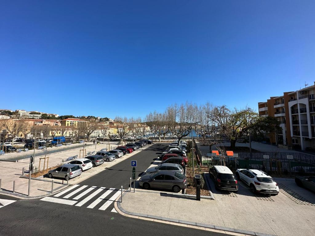 ein Parkplatz mit vielen parkenden Autos in der Unterkunft Studio Port-Vendres, 1 pièce, 2 personnes - FR-1-309-110 in Port-Vendres