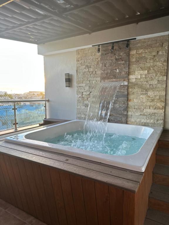 聖弗朗西斯科德馬科里斯的住宿－Rooftop Paradise，阳台设有带喷泉的浴缸